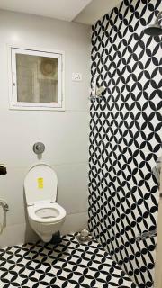 Aarya's Paradise Near Sarabhai Complex, Alkapuri - 9