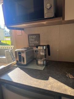 Cozy Caravan at Tower Lawn, Haggerston Castle Perfect Family Getaway - 2