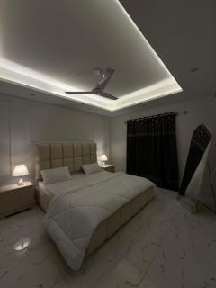 Chic 2BHK - Scenic View Retreat - 9