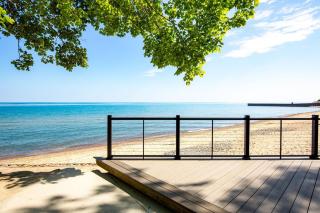 Magnolia Place - Stylish Retreat Near Private Beach - 9