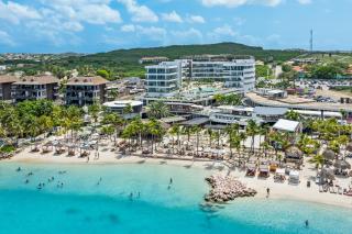 Beachfront Mambo Beach Apt Balcony and Pool - 7