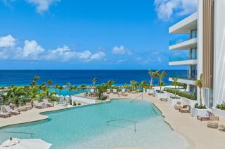 Beachfront Mambo Beach Apt Balcony and Pool - 9