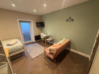 1 double bed studio with private access and parking - 6