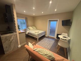 1 double bed studio with private access and parking - 8