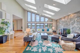 Private Lakefront Oasis - 5 Bedroom, Private Dock, & Firepit - 7