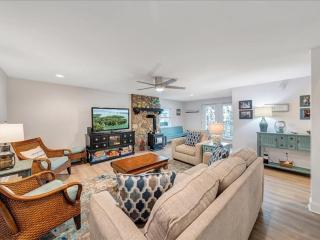 Lake Reflections - Lakefront with private dock, & Fire pit - 8