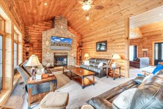Liberty Pines - Lakefront Log Home, Swim Spa & Game Room - 5