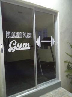 MIRANDO PLACE---BEACH ACCESS, ,POOL, HOTTUB, GYM,3 Lounges, APRATMENT #8 -Airport 10 mins - 4