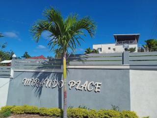 MIRANDO PLACE---BEACH ACCESS, ,POOL, HOTTUB, GYM,3 Lounges, APRATMENT #8 -Airport 10 mins - 1