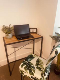 Bright 2BR Apartment, Free parking, Easy access to beaches & Town - 6