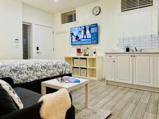 Guest Studio Perfect for 2 - Skytrain to Downtown & Airport - 0