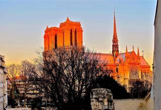 Fantastic View On Notre Dame Abelard - 0