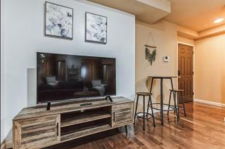 Center City - Spacious 2 bedroom - Walk Everywhere - 3