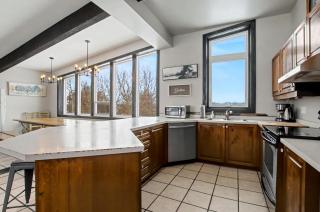 Northview-Blue Mountain-Sauna-Firepit-Balcony-Parking - 1