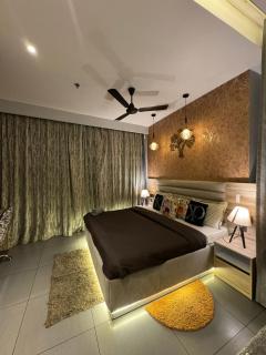 Cozy Stay At Supernova Noida - 4