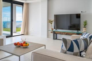 Azata Ground-Floor Gem with Huge Garden and Terrace - 1