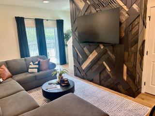 NEW! Boise BaseCamp -Fire Pit -E-Bikes -Greenbelt - 3