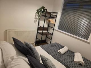 Modern 3BR House Parking Sleeps 6 - 7