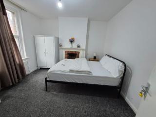 Private Room, closer to train station - 2