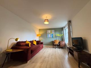 15 mins to Princes Street Spacious Lakeside Home with Free Parking - 0