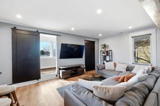 Elegant Historic Apartment with Craftsman Details - 7