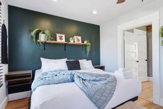 Historic Foursquare Home Vintage Charm & Comfort - 7