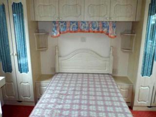 Mobile home in a holiday park with lake access - 1