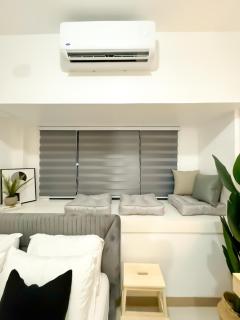 White aesthetic Lush in Makati l Wifi & Netflix I LUSH 1912 - 8