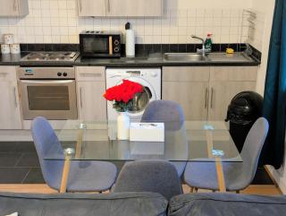 Central Southampton 2BR Work and Family Stay with Parking - 3