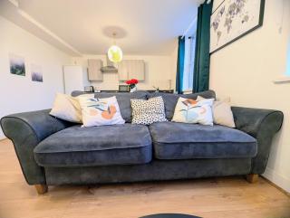 Central Southampton 2BR Work and Family Stay with Parking - 9