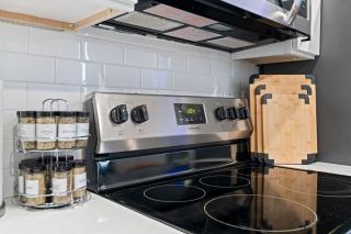 Cozy West Philly 1BR with Fireplace & Vinyl Free Parking - 5