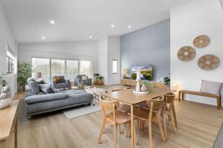 Sunset Bay Escape - Steps to Woody Point Pier - 6