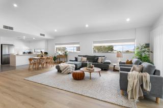 Sunset Bay Escape - Steps to Woody Point Pier - 5