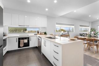 Sunset Bay Escape - Steps to Woody Point Pier - 8