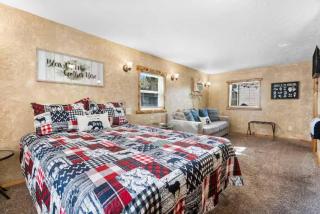 Private Lakeside Cabin for Two – Walk to Marina - 9