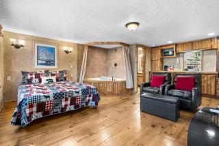 Lake Escape for Two – Jacuzzi & Fire Pit - 9