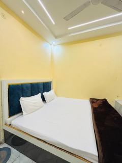 Shri Homestay 800m from kashi vishwanath - 1