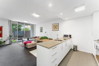 Tranquil 1-Bed Apartment with Courtyard Pool BBQ - 4