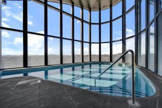 Chic 1-Bed with Stunning Lake View & Indoor Pool - 0