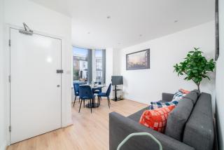 Cozy Apartments with Parking & Wifi near Tottenham Hotspur Stadium, Tube Station with Direct Tube Services To London Heathrow Airports - 5