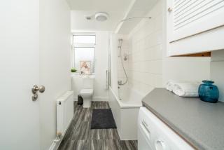 Cozy Apartments with Parking & Wifi near Tottenham Hotspur Stadium, Tube Station with Direct Tube Services To London Heathrow Airports - 1