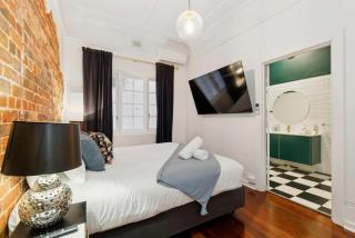 Old English Inspired 1BR Apartment - 4