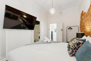 Old English Inspired 1BR Apartment - 3