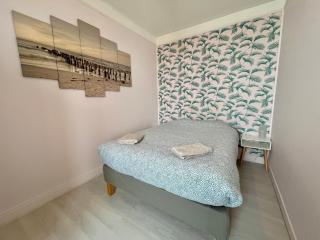 Évasion vue mer pontons du D-Day, quai Arromanches - 1