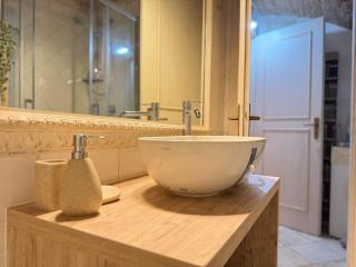 Charming Studio with Brick Vaulted Ceilings - 6