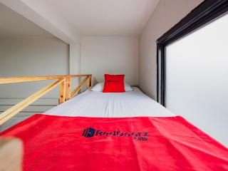 RedDoorz Plus near Asia Afrika 3 - 6