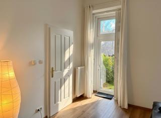Urban 2-Bedroom Garden Escape with Netflix Projector & Full Amenities near Westbahnhof Metro - 5
