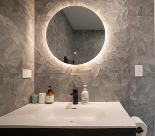 Modern Home - Close to Airport, direct views of Mangere Mountain and Ambury Farm - 1