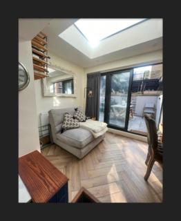 Spacious House In Guildford - 6