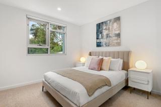 Luxurious 3BR 3-Storey Townhouse in Hawthorn with 2 Car Parks - 4